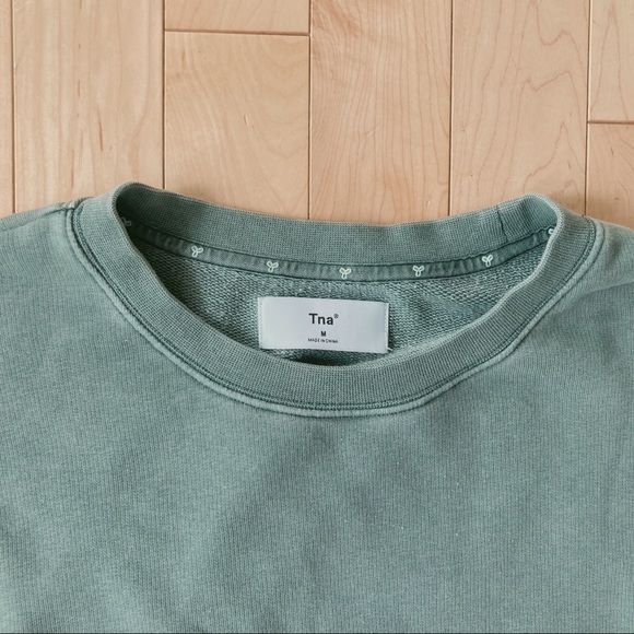 SOLD 🌼 TNA cropped crew neck 🧤 - Picture 3 of 4